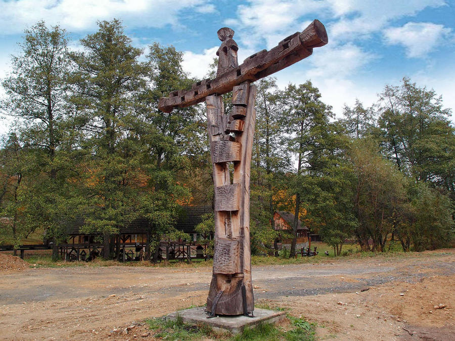 Такие резные деревянные троицы устанавливают на перекрёстках дорог. Сибиу, Румыния