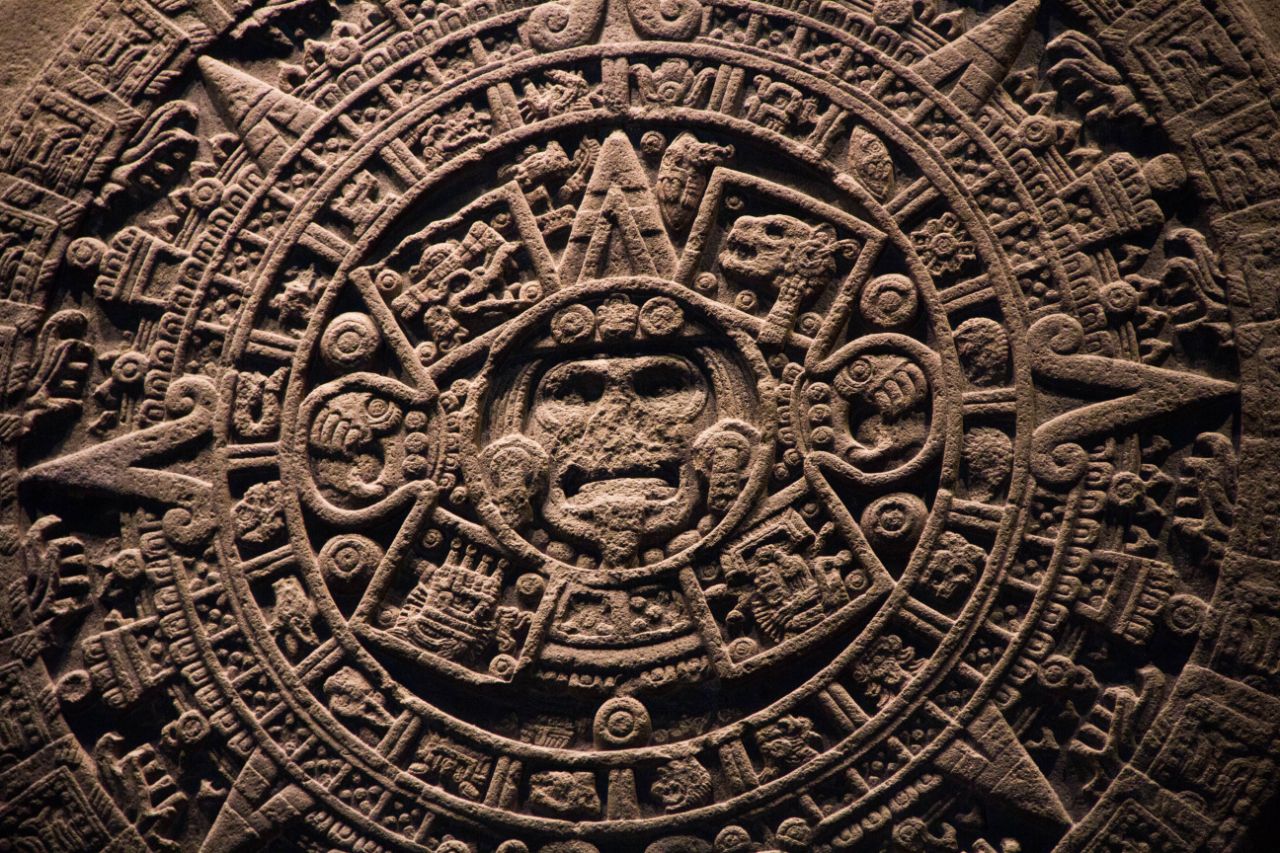 Календарь майя конспект. Камень солнца ацтеков. Камень солнца ацтеков музей Мехико. Календарь Майя.