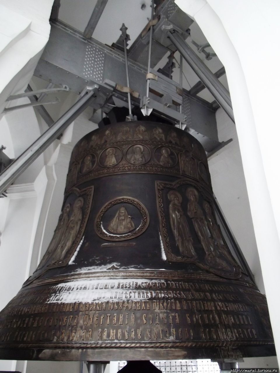 «Царь-колокол» (вес 72 тонны) — самый большой колокол в православном мире Сергиев Посад, Россия