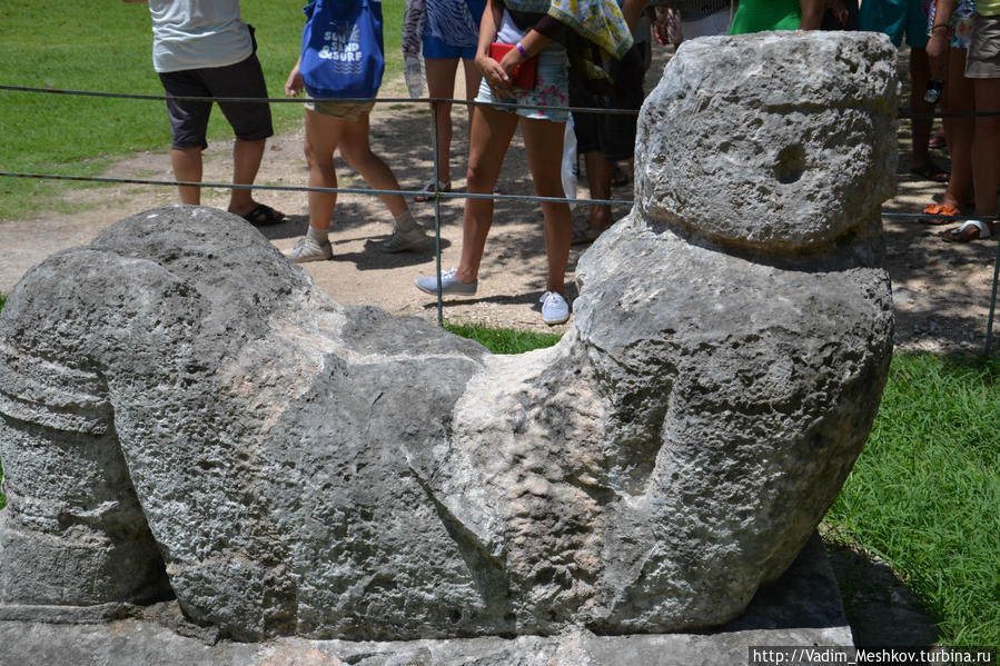 Чак-Мооль (исп. chac-mool) — название, данное типу доколумбовых мезоамериканских каменных статуй. Чак-Мооль изображает человеческую фигуру в лежачем состоянии с головой, повёрнутой в сторону, держа в руках поднос на животе. Смысл этой позы или самой статуи остаётся неизвестным. Считается, что Чак-Мооль вероятно служил «течкатлем» (жертвенным алтарем), а поднос видимо предназначен для приема жертвоприношения в виде человеческого сердца.
