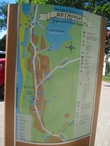 На центральной улице имеется карта-схема с обозначением основных достопримечательностей Янтарного, поэтому вы всегда сможете определиться с маршрутом путешествия. Мы для начала посетили Янтарный Замок.