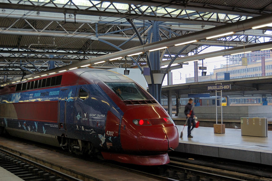 Поезд Thalys на Южном вокзале Брюссель, Бельгия