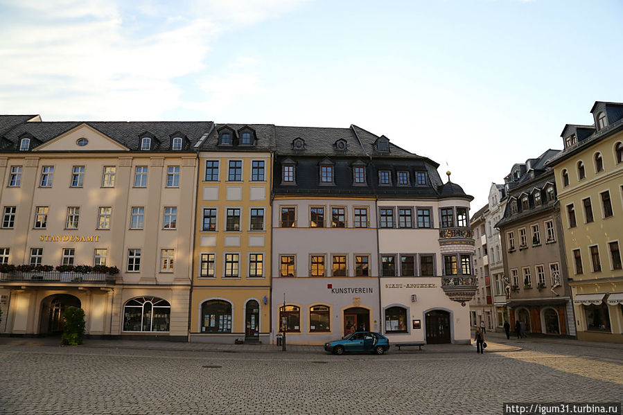 Неподалеку от ратуши стоит позорный столб 1754 года и здание городской аптеки 1606 года. Гера, Германия