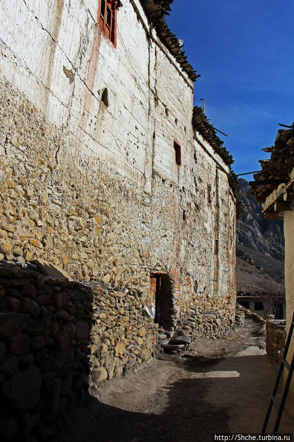 Высокая внешняя стена старой части города Чусанг, Непал