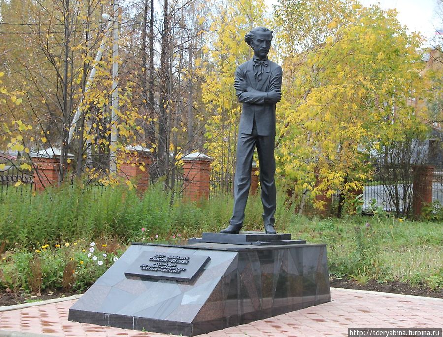 Около музея установлен памятник этому деятелю искусства Кудымкар, Россия