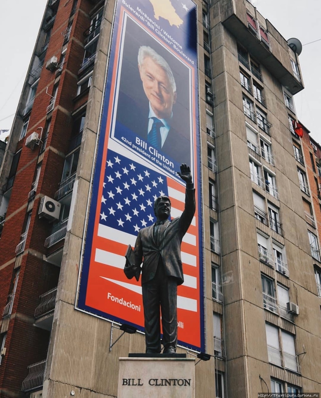 Памятник Клинтону в начале бульвара, посвящённого ему же