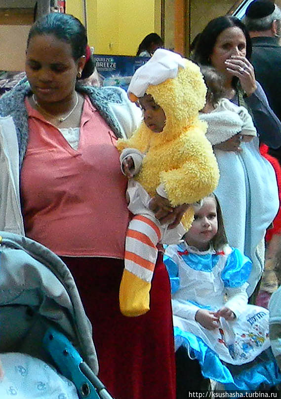 Малыши обычно в костюмах мягкой игрушки, в таких забавных комбинезончиках Арад, Израиль