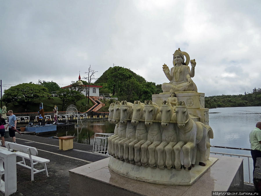 Храм Шивы на священном кратерном озере Ганга Талао Озеро Ганга Талао, Маврикий
