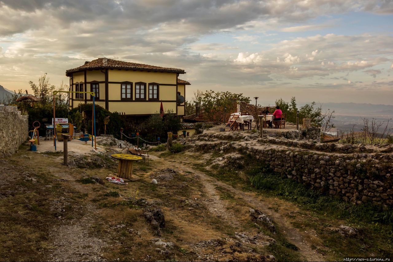 Заночевать и начать осматривать Албанию из самого его исторического сердца это прикольно и круто! Отельчик находится у самих стен старой крепости, на самом верху. Под боком и старый город и музей Скандербега Албания Заночевать и начать осматривать Албанию из самого его исторического сердца это прикольно и круто! Отельчик находится у самих стен старой крепости, на самом верху. Под боком и старый город и музей Скандербега Албания