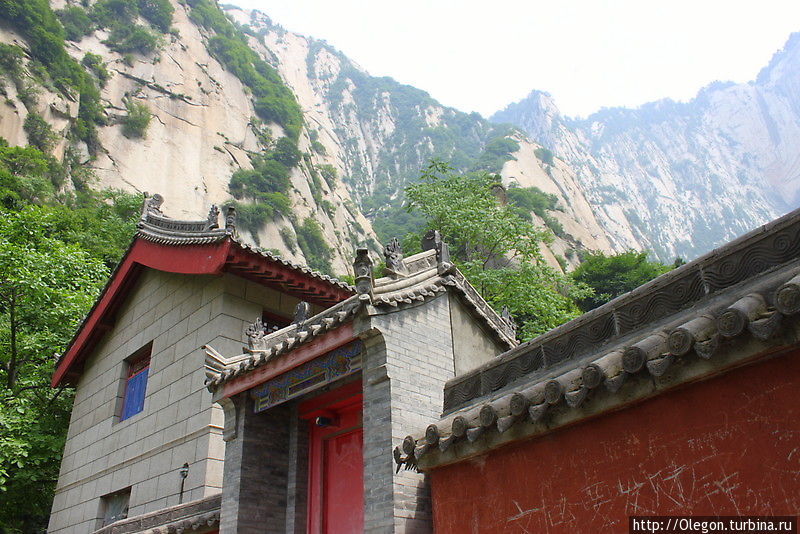 Монастыри и храмы в окружении живописных гор