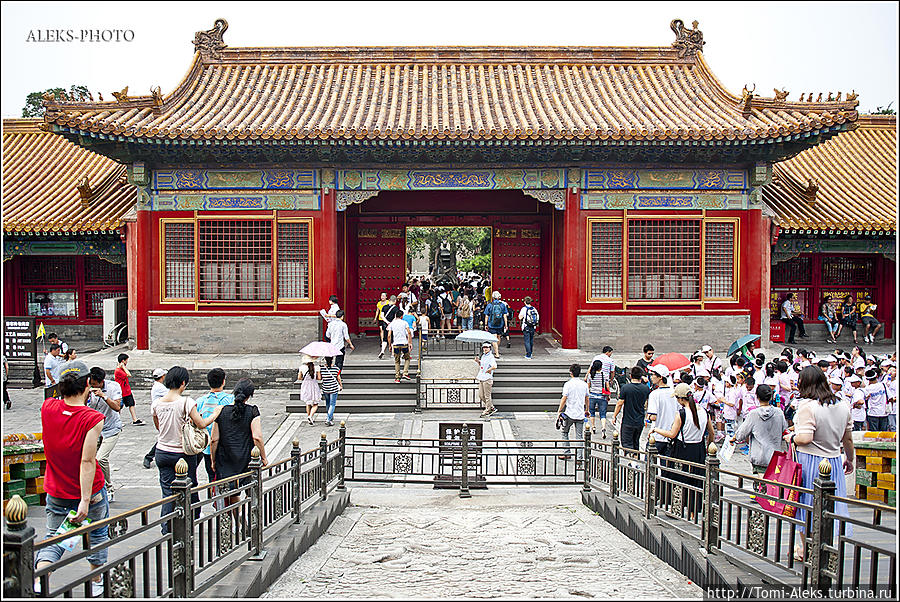 Обилие народа в дворцовом комплексе — неизбежный компонент вашей прогулки...
* Пекин, Китай
