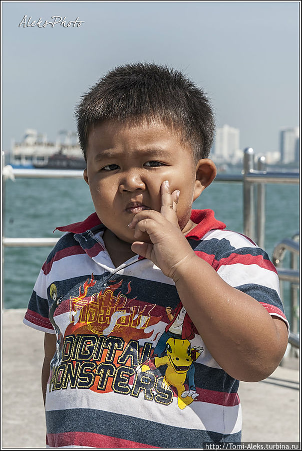 Прикольно, что здесь маленький будда уже заставляет себя позировать. Назойливый иностранец с фото аппаратом ему порядком надоел...
*