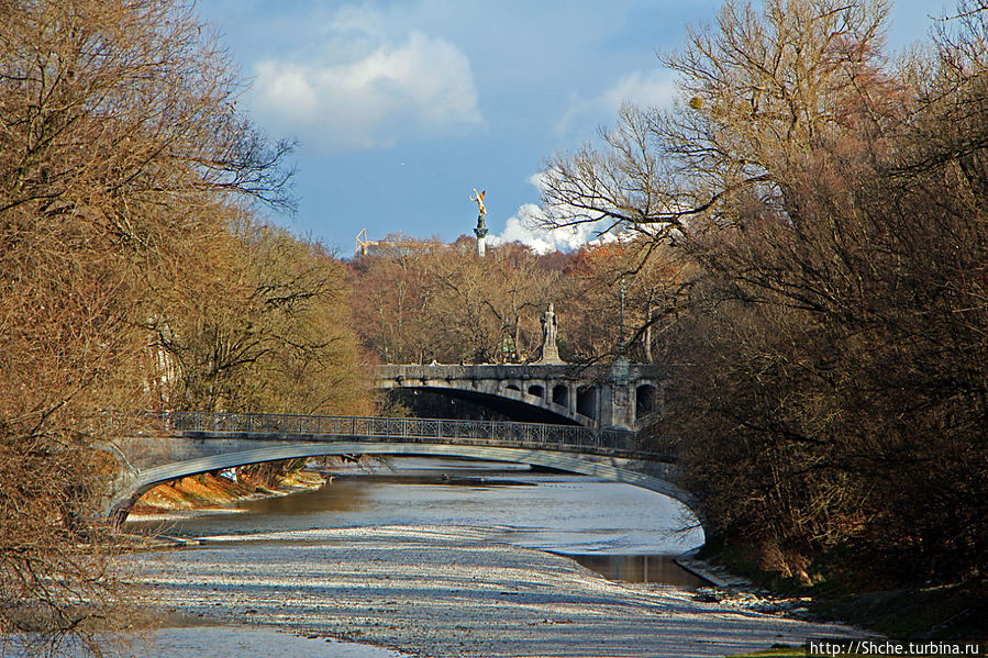 На берегах реки Изар (Isar) Мюнхен, Германия