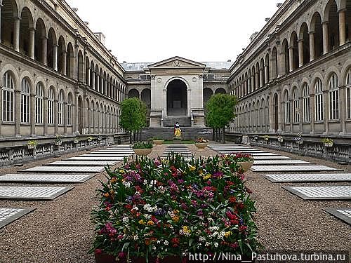 Внутренний дворик больницы. Фото из интернета. Париж, Франция