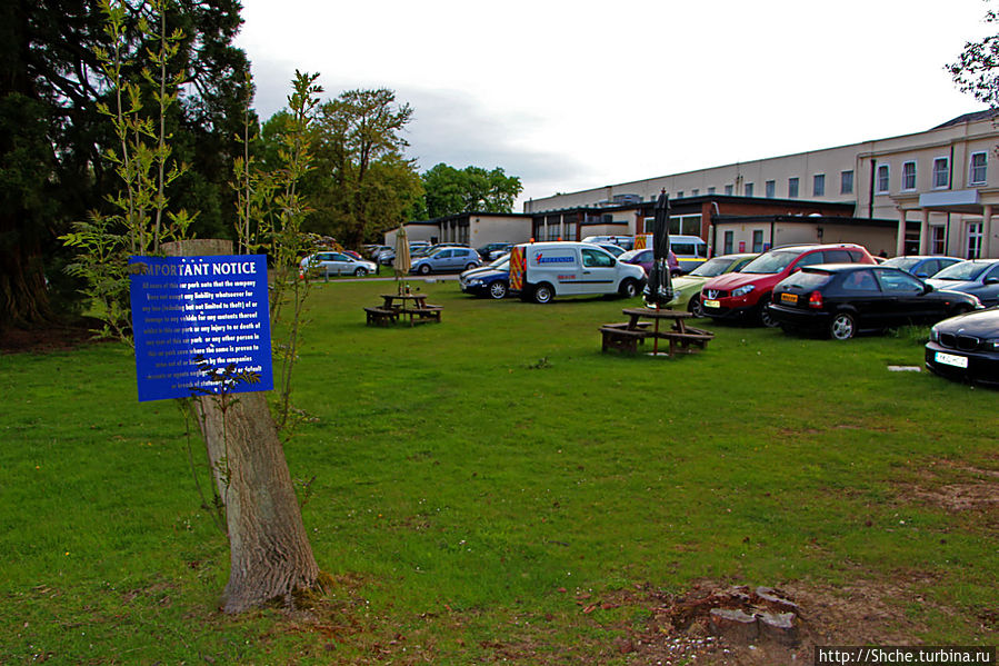 большая лужайка перед отелем, много посетителей с авто, даже не хватило мест на стоянке Гатвик аэропорт, Великобритания