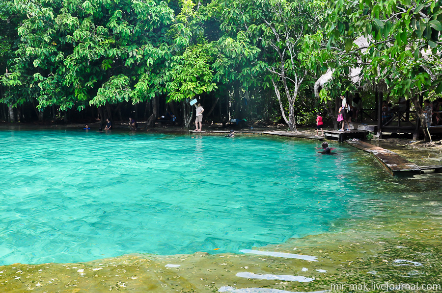 Это естественно образованный озеро-бассейн, с кристально чистой ярко-бирюзовой водой, благодаря которой его и назвали изумрудным.