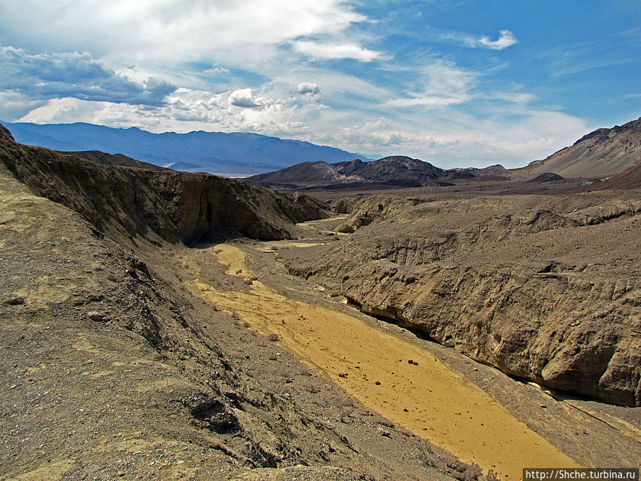 Если подняться на холм, то видно внизу явно русло пересохшей реки