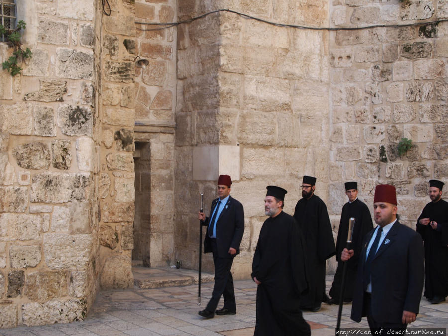 Свита греческого патриарха выходит после службы. Иерусалим, Израиль