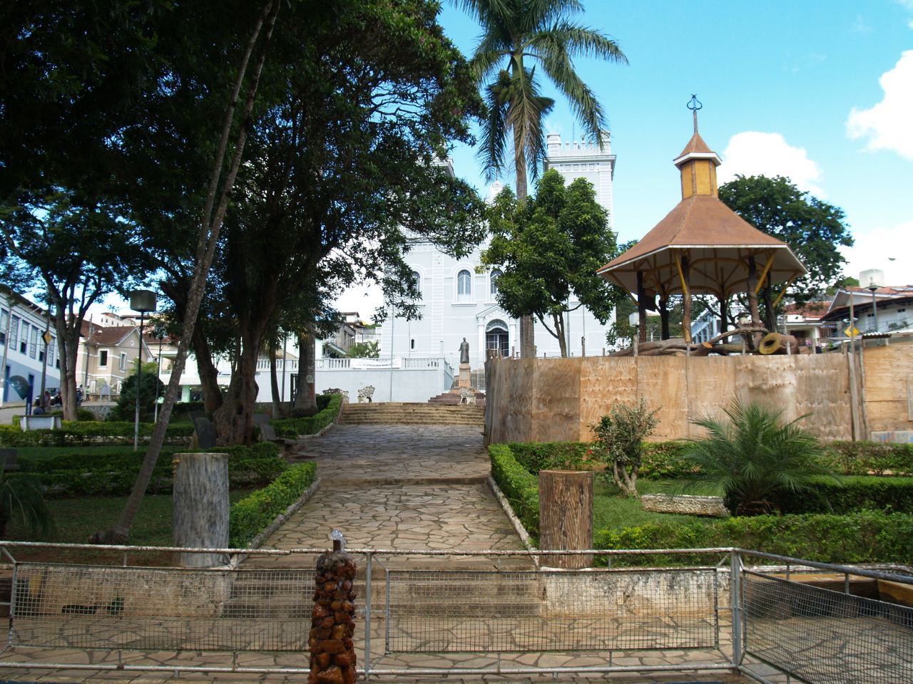 Церковь Св. Богоматери Кармо и её площадь Карму-ди-Минас, Бразилия