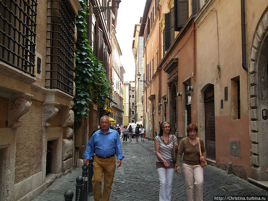 Множество кадров случайных встречных людей, просто гуляющих или идущих на встречу нам по городу.