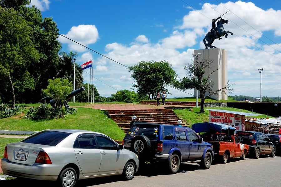 Памятник президенту Лопесу у Национального Конгресса Асунсьон, Парагвай