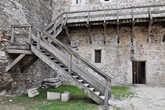 Интересно, что все лестницы в замке, ведущие на верхние этажи, деревянные.