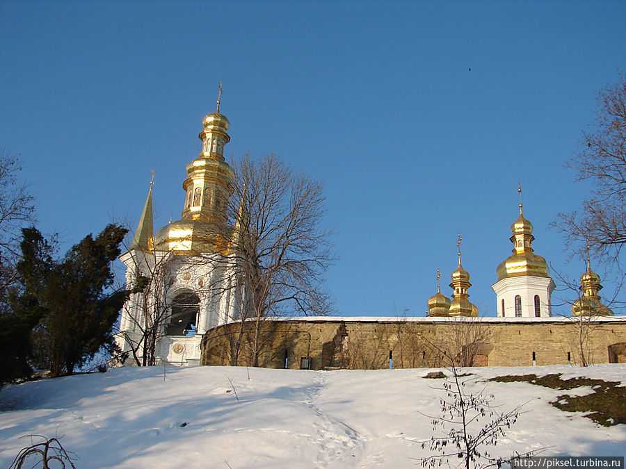 И все это на фоне яркого солнышка и златоглавых куполов Киево-Печерской Лавры Киев, Украина