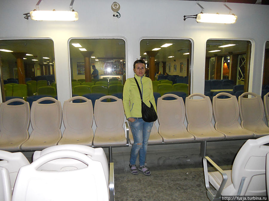 Наверху можно укрыться от ветра и выпить горячего чайку. Вот только делать это нужно, если имеете турецкие деньги)))) Можно расплатиться долларами и евро, но сдачу дадут в лирах)) Если чай стоит 3 лиры, ты даешь 5 долларов и тебе сдачу — 2 лиры)))))))))))