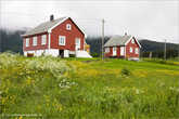 8. Типичные норвежские домики, какие встречаются везде. Окраска очень распространённая — это красивый тёмно-красный цвет норвежского флага. И окна всегда окрашены в контрастный цвет, чаще всего белый.