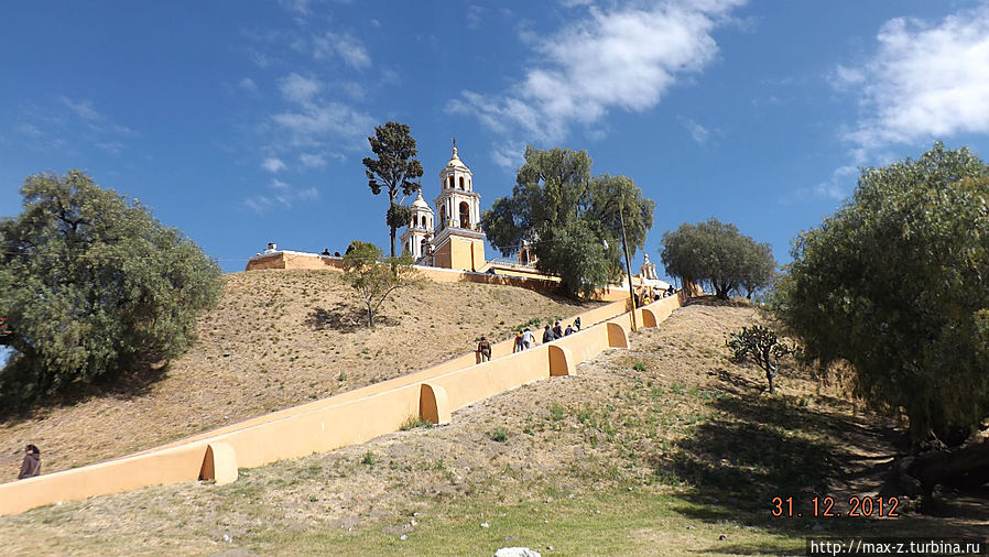 Чолула: церковь на холме или пирамида под церковью Чолула, Мексика