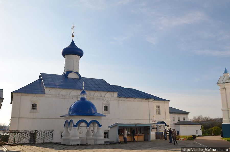 Трапезная церковь Благовещения и Киворий ( водосвятская палатка) Боголюбово, Россия