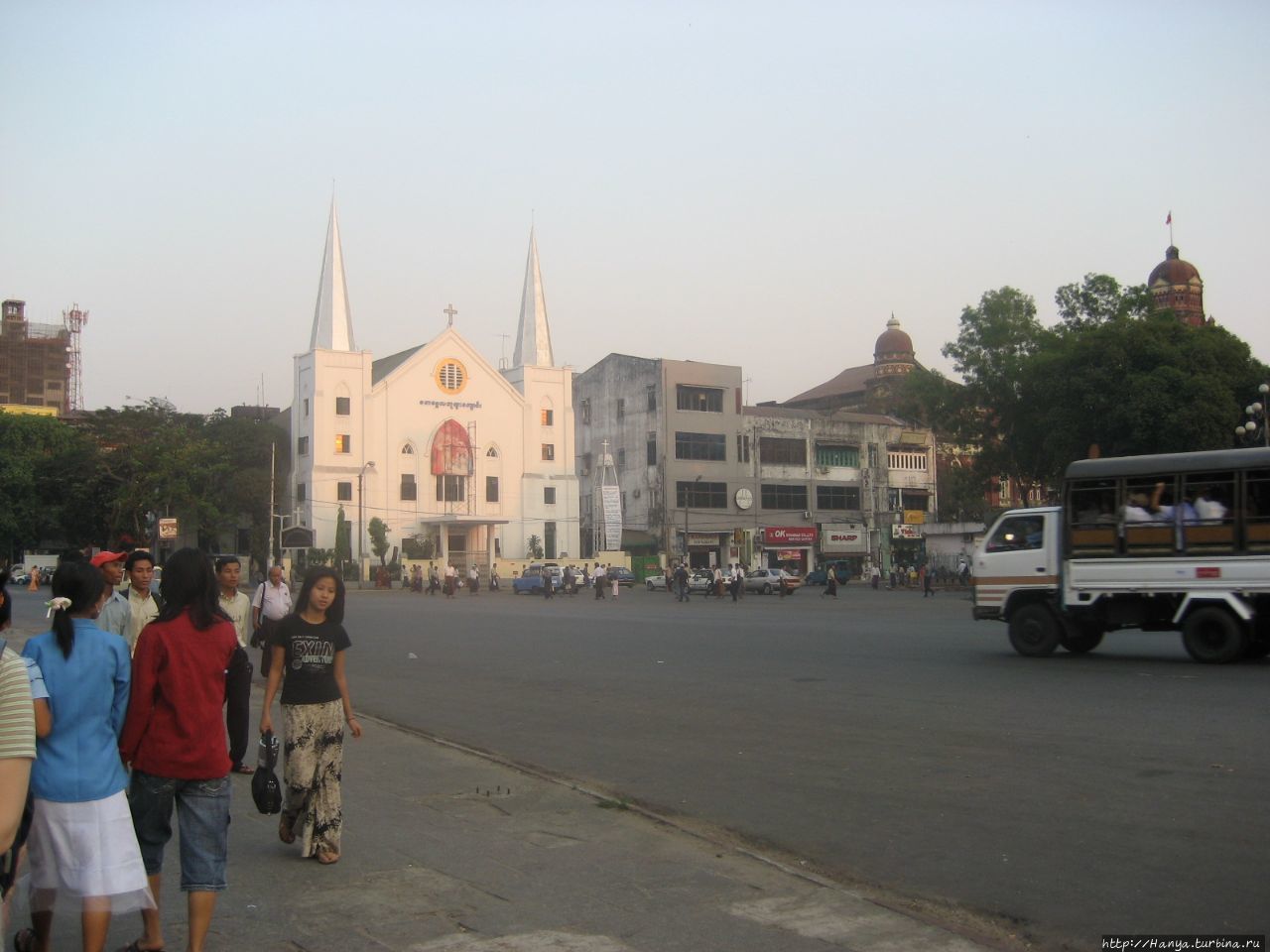 Immanuel Baptist Church, основанная американскими миссионерами в 1885, и являющаяся старейшей в городе Янгон, Мьянма