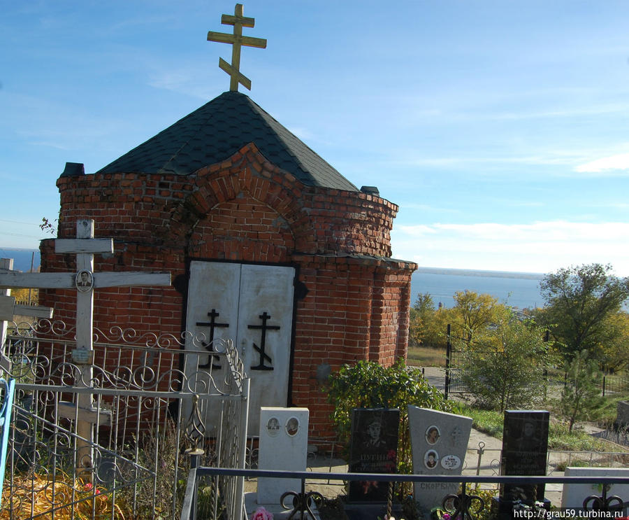 Кладбищенская часовня-склеп Хвалынск, Россия