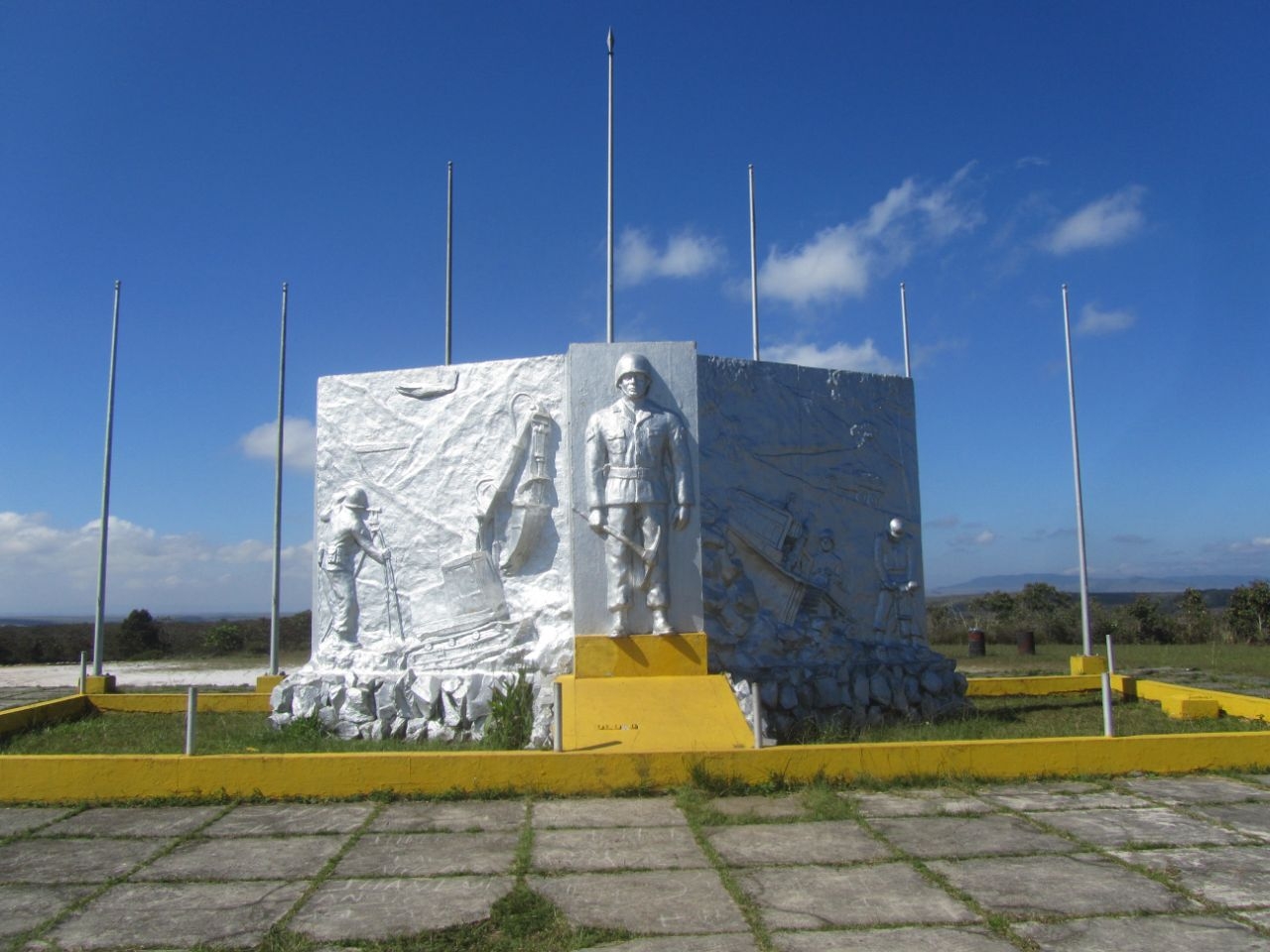 Цитадель, памятник солдату-пионеру и местные маландрос. Ч.40 Национальный парк Канайма, Венесуэла