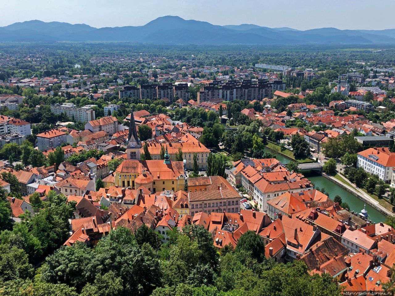 Красные крыши Любляны в зеленом обрамлении Юлийских Альп