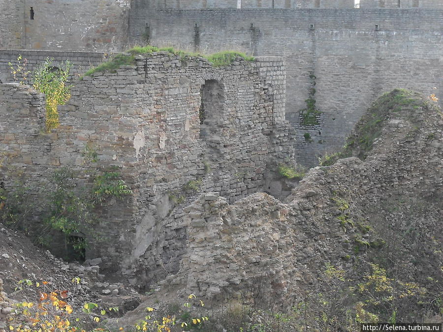 Развалины маленькой крепости