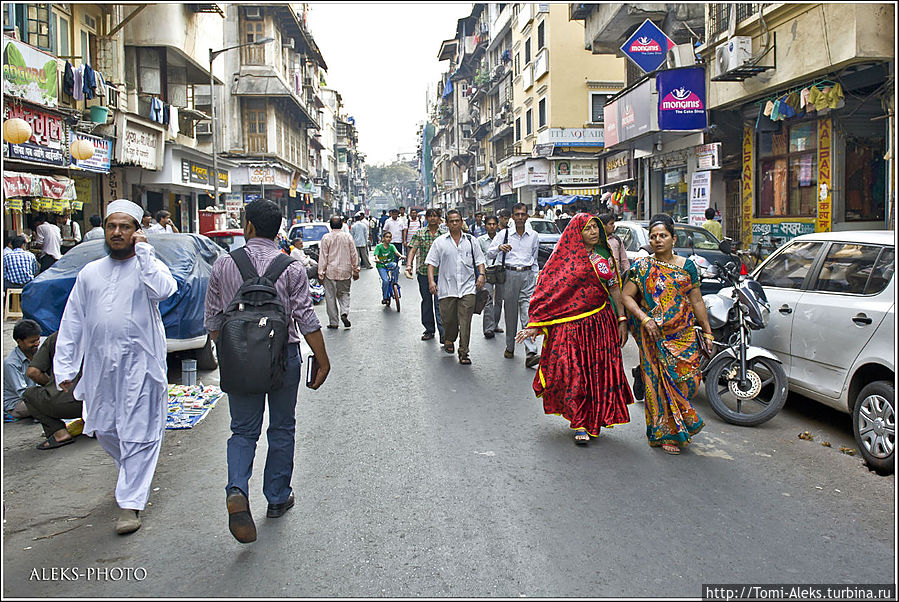 В Мумбае — 17 млн. жителей — это люди разных национальностей и вероисповеданий. Причем мужчин больше, чем женщин (как ни странно). Одно из объяснений — мужчины приезжают в город в большом количестве в поисках работы...
* Мумбаи, Индия