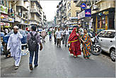 В Мумбае — 17 млн. жителей — это люди разных национальностей и вероисповеданий. Причем мужчин больше, чем женщин (как ни странно). Одно из объяснений — мужчины приезжают в город в большом количестве в поисках работы...
*