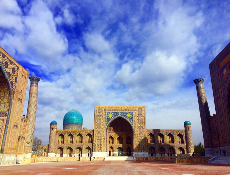 Площадь Регистан с историческими медресе / Registan square con historic madrasas