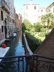Сад и основной транспорт в Венеции на канале.