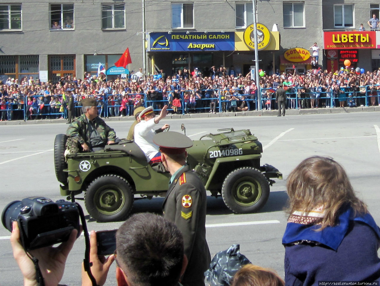 Парад ретро-техники возглавляет сам генералиссимус Сталин в белом кителе. Новосибирск, Россия