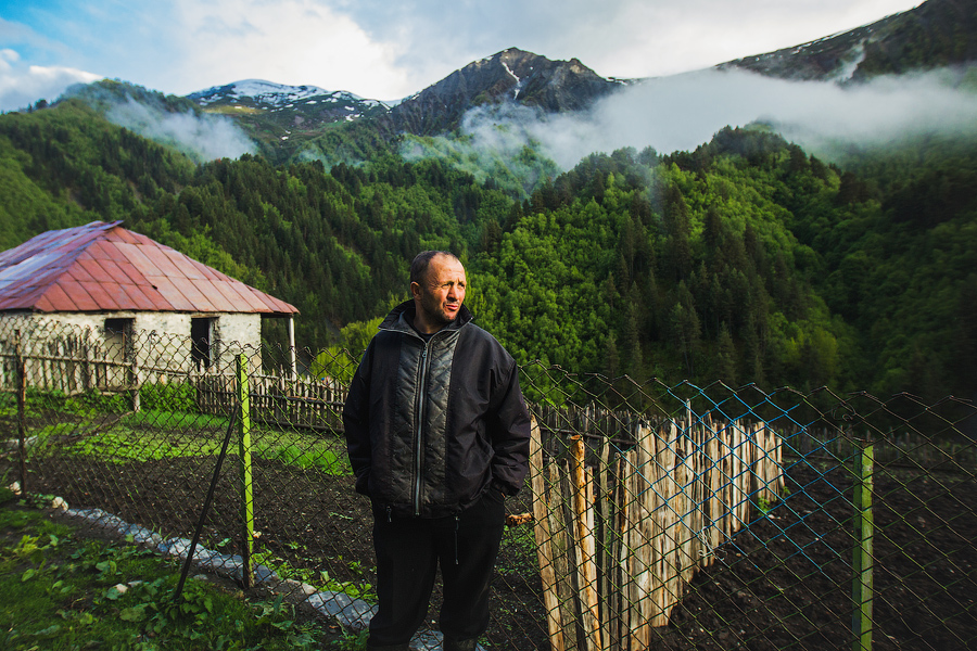 Хозяин что-то рассказывает.. На заднем плане красивые фотообои:)