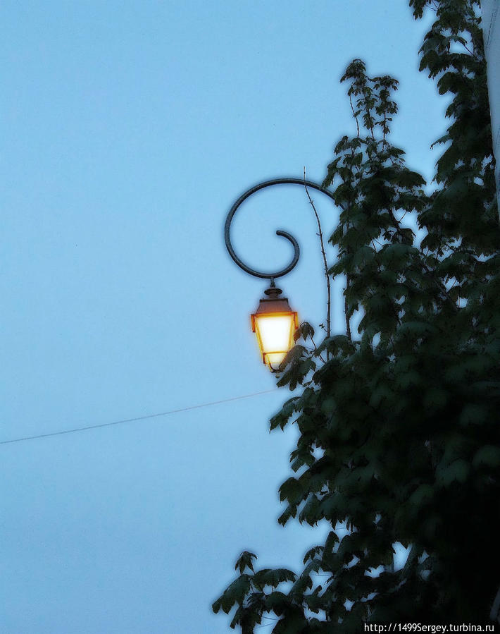 Ночь, улица, фонарь и астероид В612 Этрета, Франция