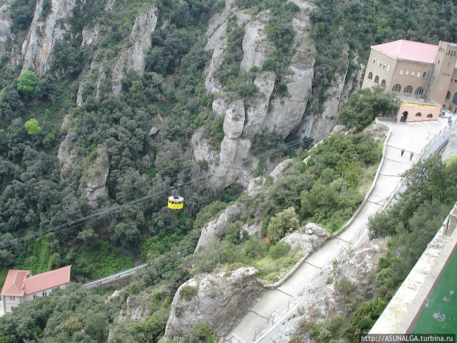 Всего в 50 километрах от Барселоны, в центре натурального парка, на вершине горы, находится одна из главных достопримечательностей Каталонии, ее гордость и святыня, монастырь Монтсеррат. Монтсеррат – достопримечательность с особым смыслом. Недаром, сюда, кроме многочисленных туристов, стекаются еще и паломники со всего мира, а также спортсмены, охотники и просто любители острых ощущений.