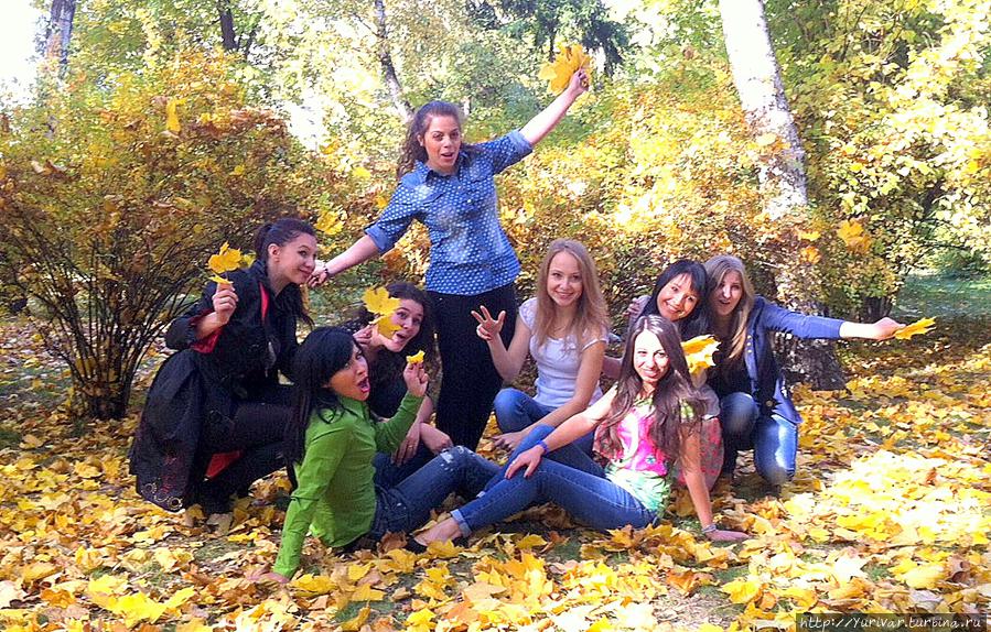 У девушек на душе весна, но они все равно радуются осени Киев, Украина
