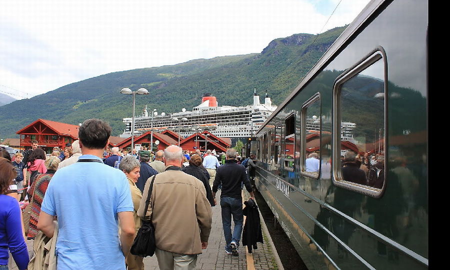 Очередная волна круизеров с Queen Mary 2 возвращается на корабль Флом, Норвегия