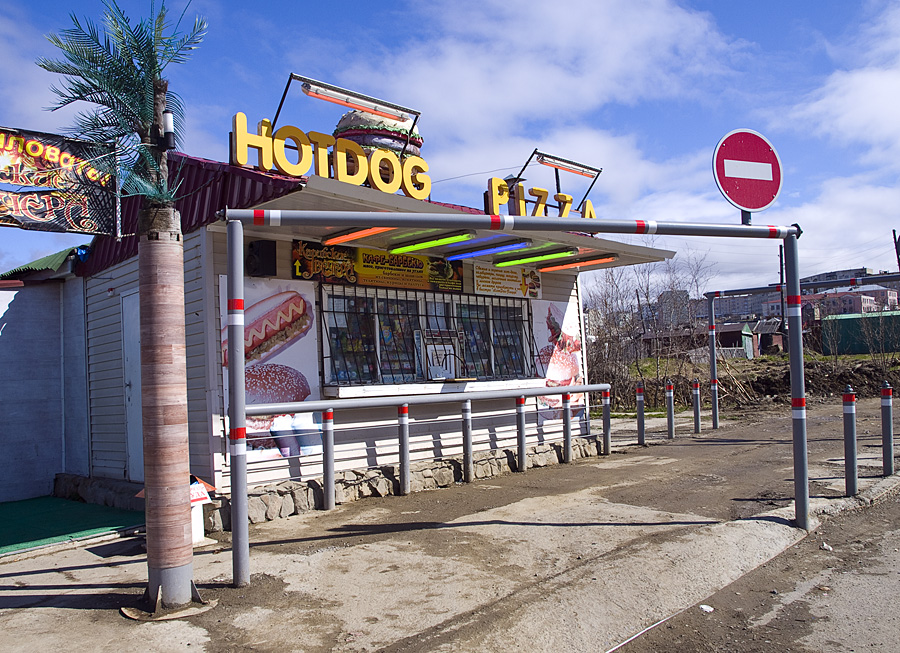 Патрик суэйзи дом у дороги. Придорожная забегаловка. Патрик суэйзи дом у дороги. Мотель в америке роут 66. Патрик суэйзи придорожное кафе.