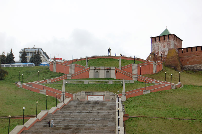 Лестница к набережной и памятник Чкалову Нижний Новгород, Россия