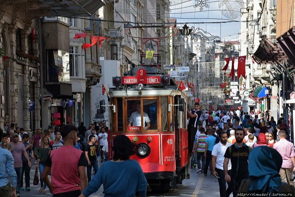 Таксим как добраться. Проспект Истикляль в Стамбуле. Площадь Таксим и улица Истикляль. Улица Истикляль и Таксим в Стамбуле. Стамбул площадь Таксима стекляли.