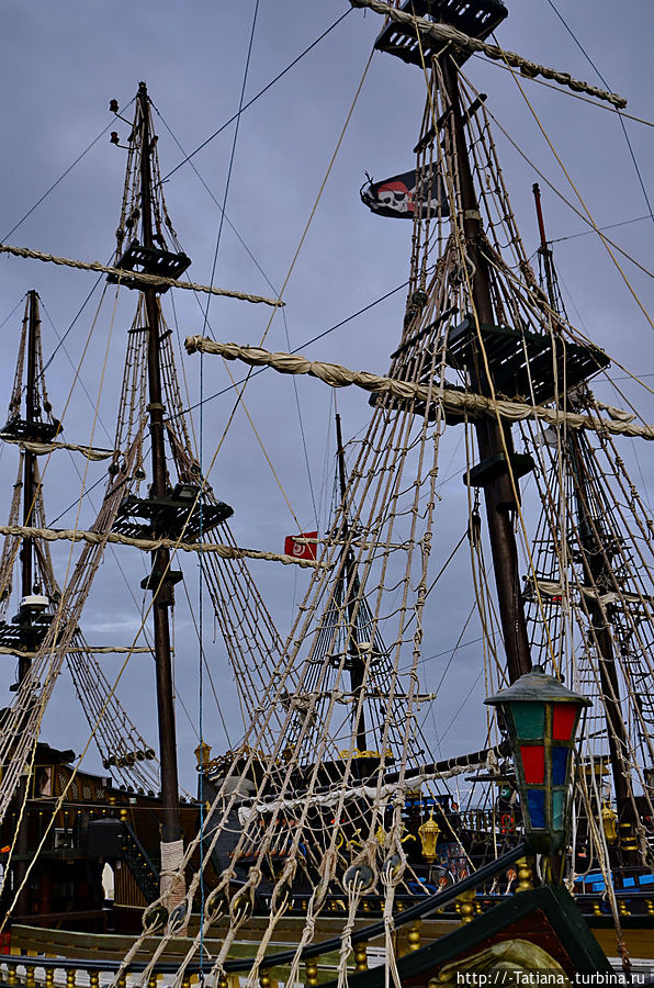 Ветры кровь мою пьют
И сквозь щели снуют
Прямо с бака на ют,-
Меня ветры добьют:
Я под ними стою
От утра до утра,-
Гвозди в душу мою
Забивают ветра. Тунис